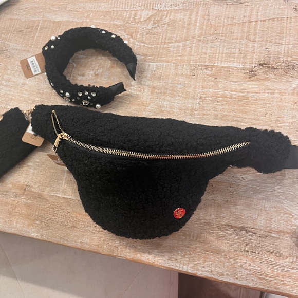 Simply Southern Handbags - NWT BUNDLE of 3 accessories black Fanny pack , change purse, and headband